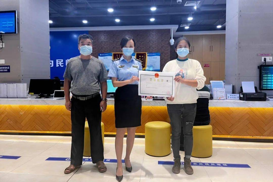 开发区分局为同学文具店颁发首张"个体工商户直接变更经营者"营业执照