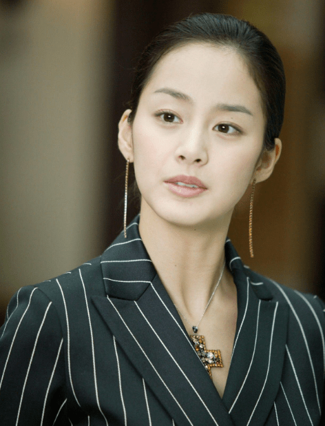 作品是和我实际生活中最相似的角色,所以为了观察金泰熙平时的说话和