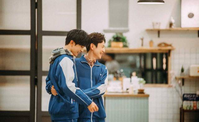 何炅和易烊千玺二人穿校服合照满满少年感,这也太温馨有爱了吧