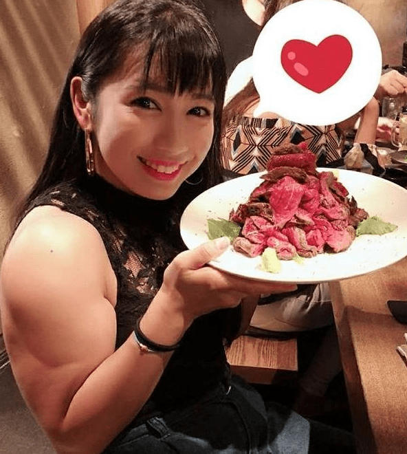 记得被称为"最美金刚芭比"的日本少女吗?