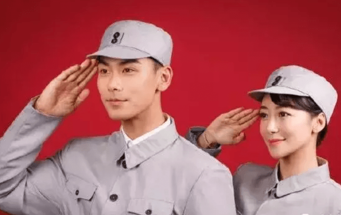 谁说结婚证必须得白衬衣?除了魏晨的学生装,他们的穿着更有意思!_结婚