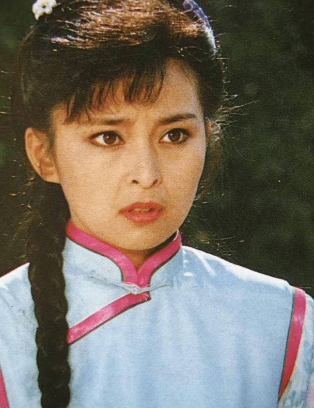 当时何音已经凭借《青青河边草》中的石榴一角红遍了大江南北,而