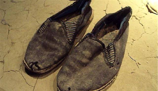 奶奶去世只留下一双破布鞋,大伯把它扔大街,爸爸捡回家惊喜来了_时候