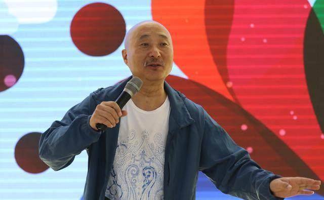 陈佩斯最新生活照曝光,网友关注重点却在他的鞋子上_布鞋_照片_黑色