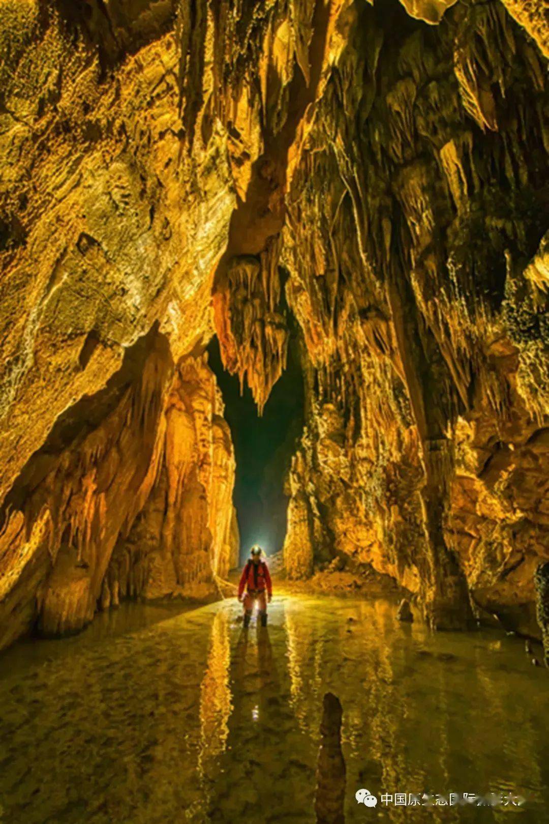 贵州省清镇市"两天窝"洞穴 周元杰 摄流水的溶蚀在