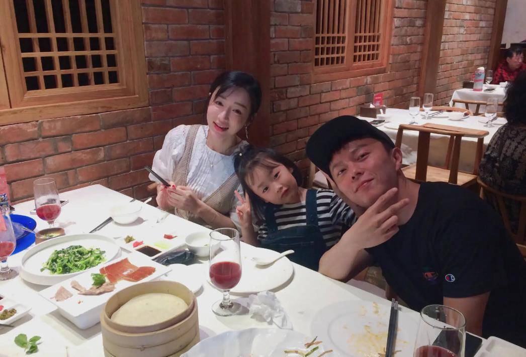 谢苗妻子近照曝光,37岁穿露脐装狂秀马甲线,9岁女儿颜值随了妈_何彦霓