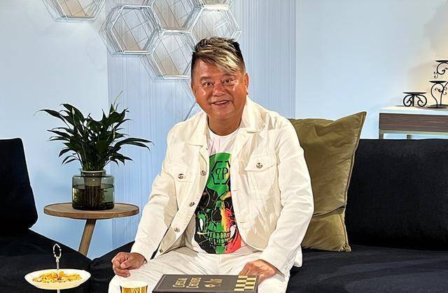 陈百祥近照曝光,白发染成粉色,72岁依旧前卫时尚_老人_观众_电影