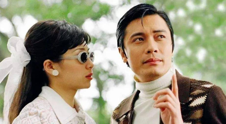 "那时,观众间流传着这样一句话:树大招风,随着人气越来越旺,罗嘉良被