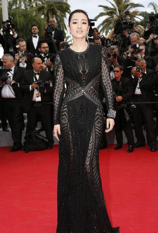 戛纳电影节把"白衬衫"穿成经典,28年后,巩俐又穿黑色美出圈_服装_造型