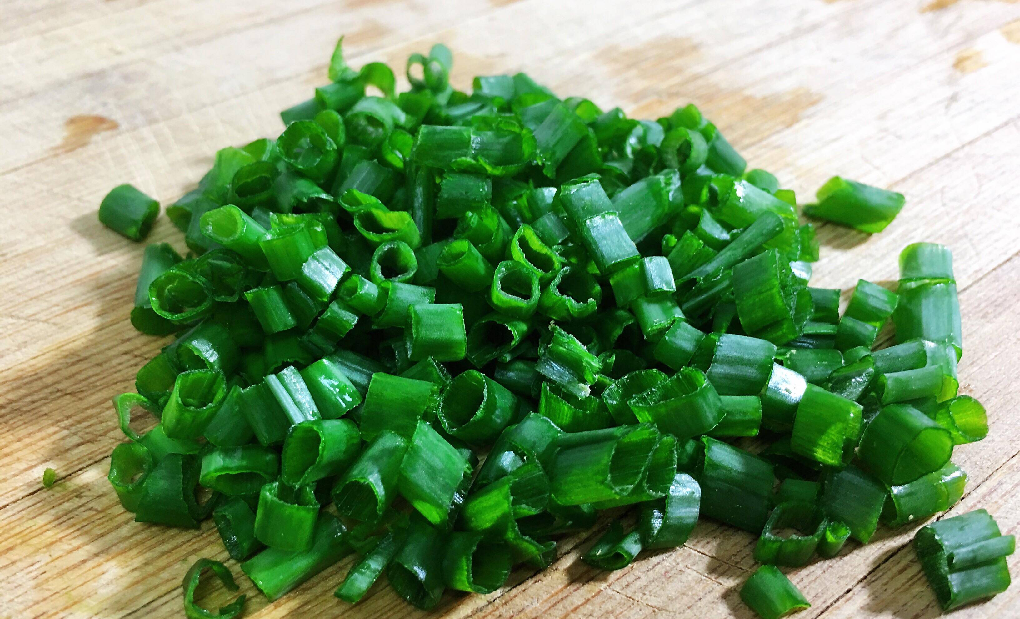 在家做黄磊老师同款葱油拌面,成本只需5块钱,制作简单味道香_小葱