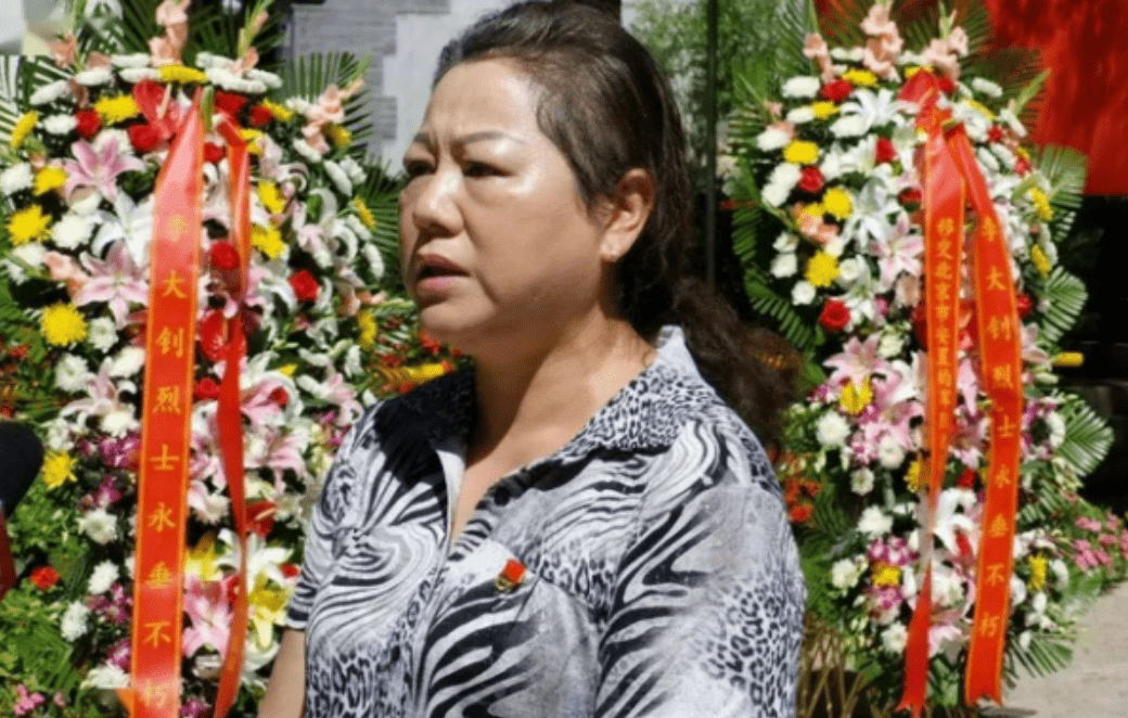 2001年,中国飞行员王伟不幸牺牲,后来他的妻子阮国琴怎么样了_丈夫