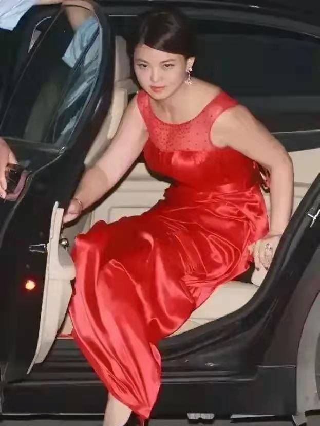 李湘的下车照火了,阅读量超过500万,下车动作引发热议_网友_身材_大气