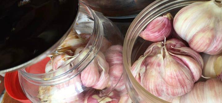 腌糖醋蒜,很多人第一步就错了,难怪不清脆,易坏,教你正确方法_大蒜头