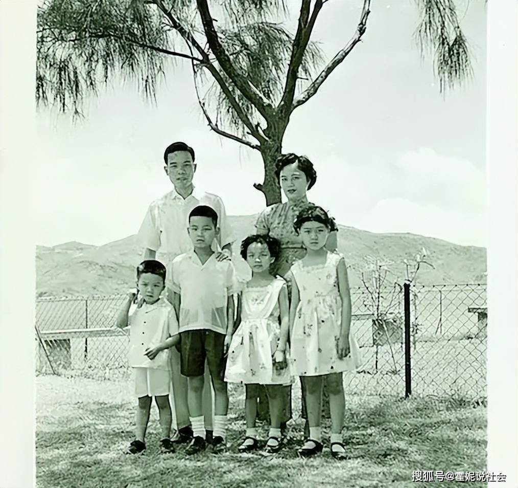 虽然父母很重视郑裕彤的学业,要求他从小便去读书,但因为抗日战争的