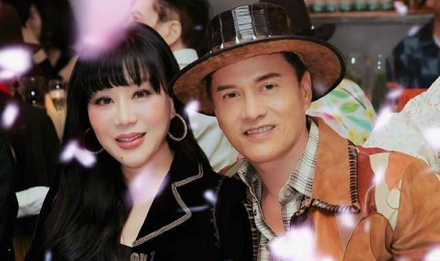 吕良伟发文感谢妻子,主动献吻示爱,杨小娟佩戴钻石吊坠秀筷子腿