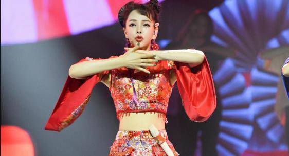 52岁伊能静捞金跳舞敷衍,脸部僵硬不自然,膝盖皮肤暴露真实年龄_姐姐