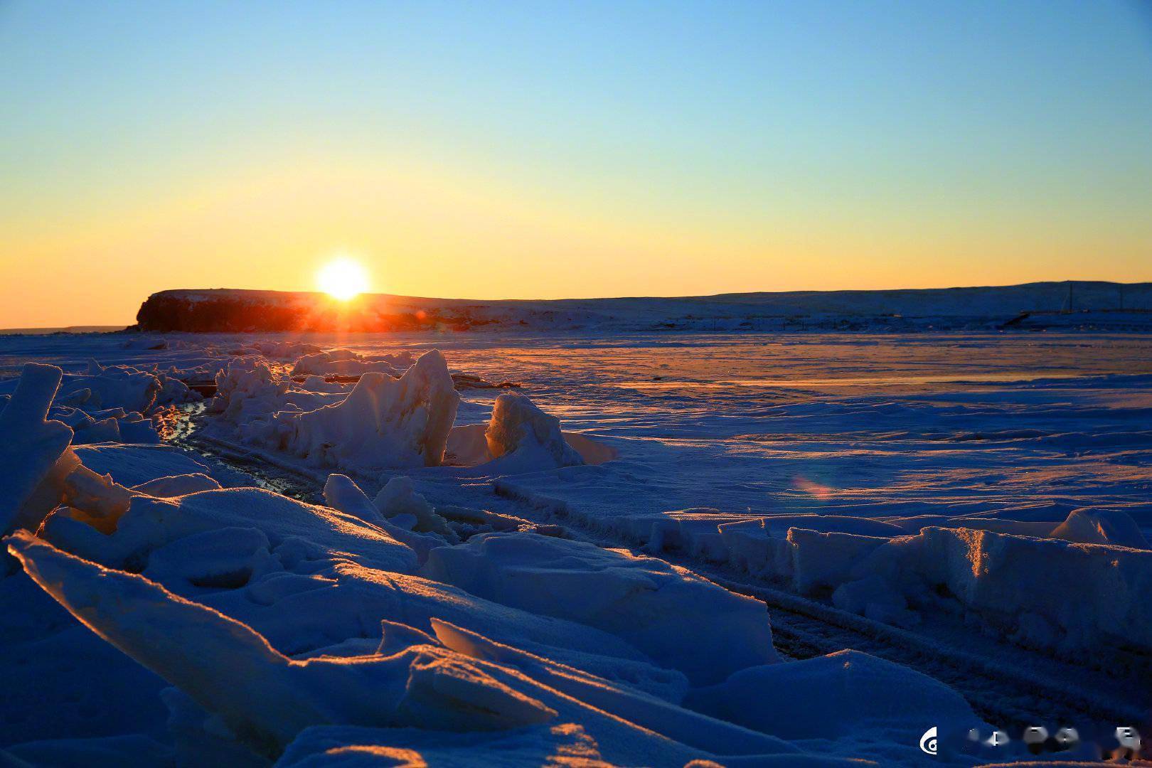 呼伦湖进入冰封期 警惕冬季湖面上的"青沟"_呼伦贝尔市_大湖_内蒙古
