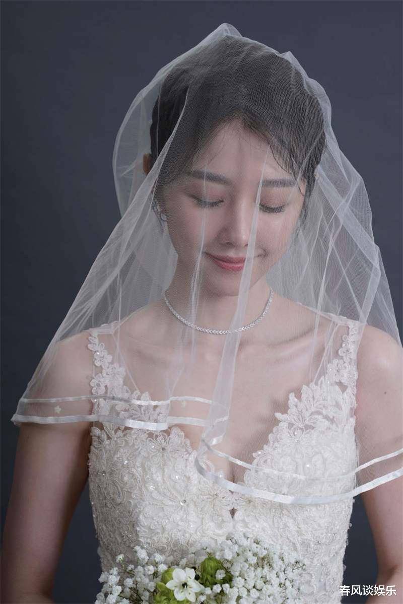 邵雨薇绝美婚纱照流出,下半年有喜事,原来将与舞台剧结为连理_演艺圈