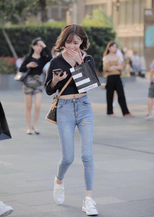 穿牛仔裤流行"露脚踝",三款鞋子不用复杂,尤其适合小个子女孩