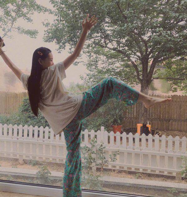 蒋依依穿睡裤趴在窗户上拍照,无意中曝光后花园:贫穷限制我的想象