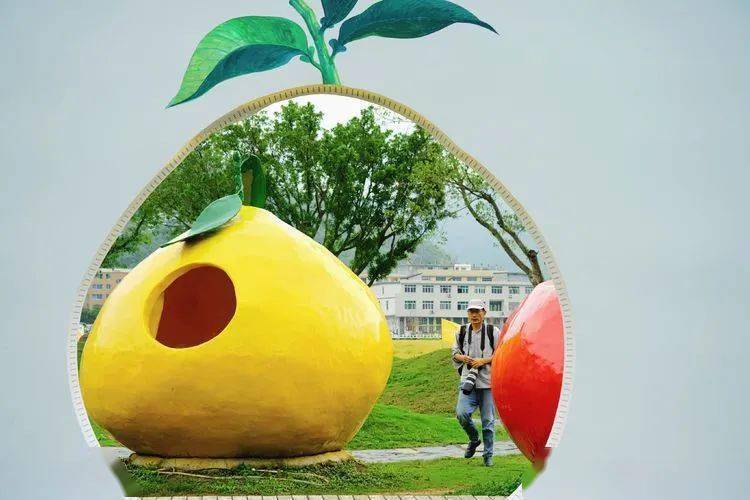 牌坊最上面"中魁村"三个大字,下面还有一行字"马站四季柚主题公园"