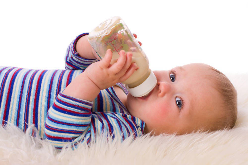 当孩子喝不饱时会发出5个信号,家长一定要及时给孩子加奶