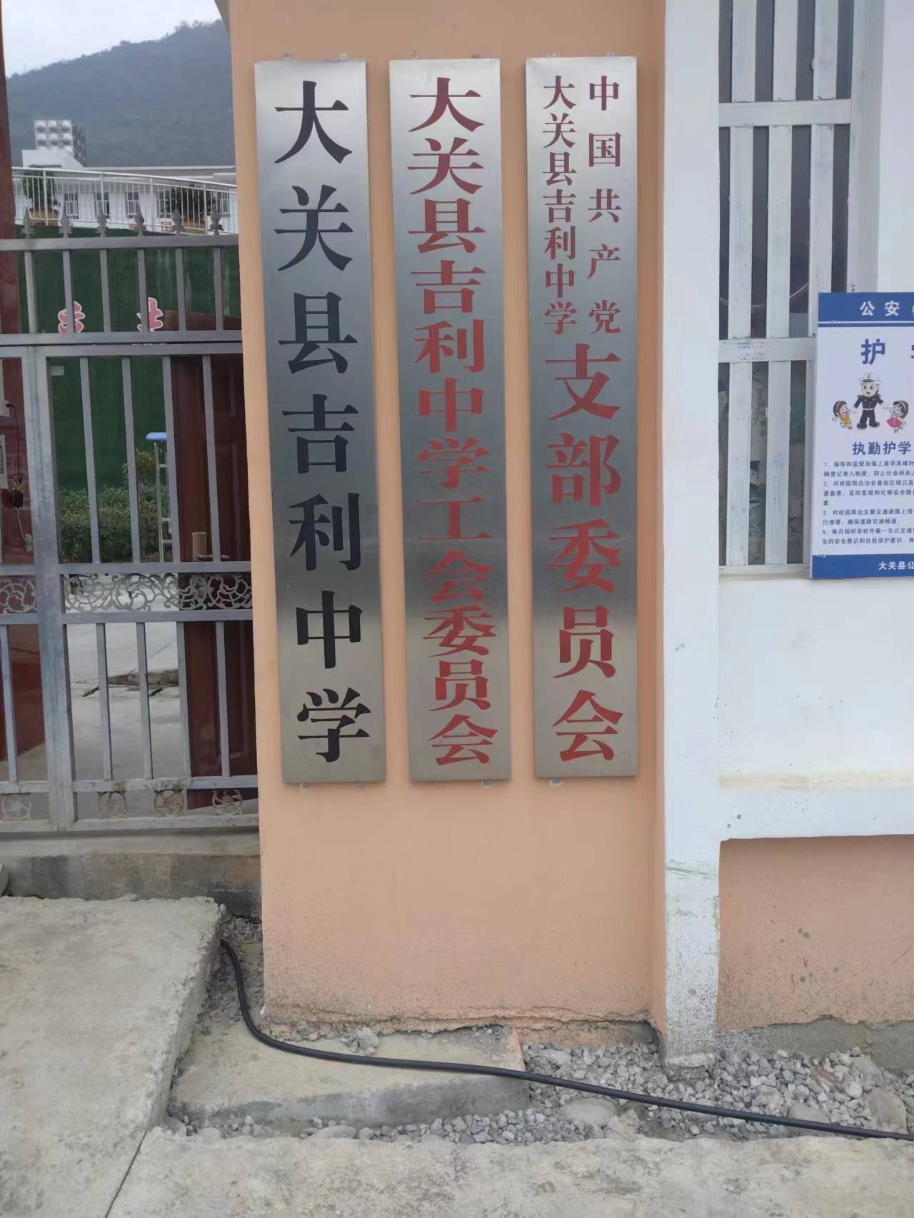 云南一14岁孤儿学校遭教官殴打 ，学校逃避责任教育局不敢管