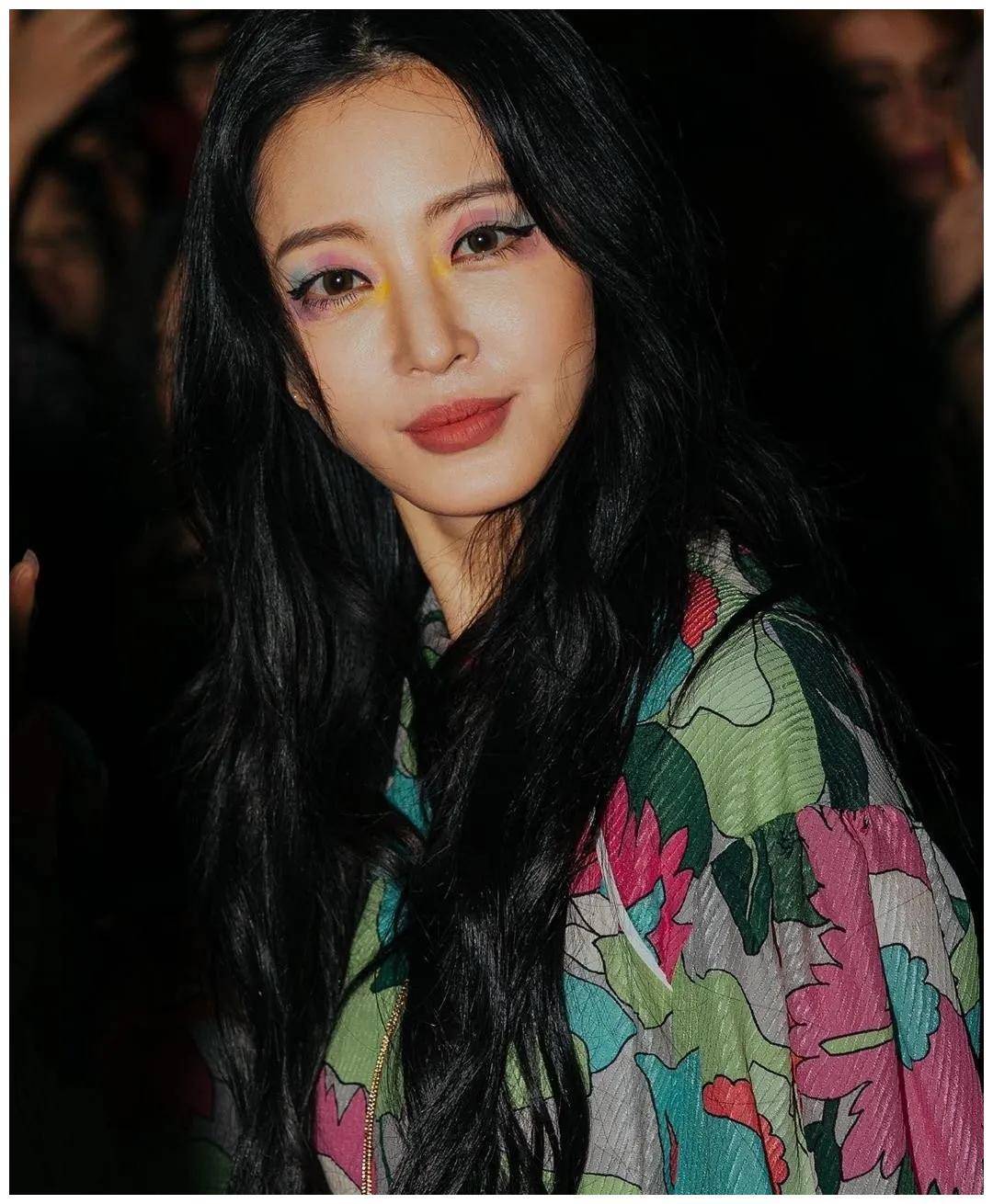 耍大牌被雪藏,遭遇医疗事故,40岁韩艺瑟惊艳现身,美如少女_裙子_化妆