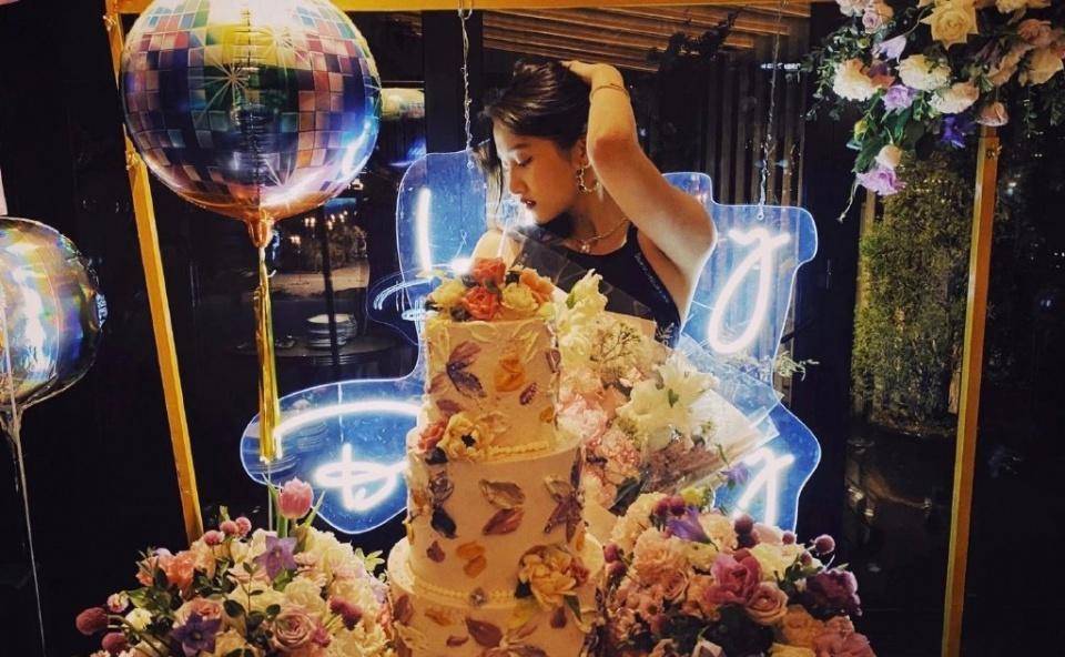 关晓彤庆生画面曝光,穿超短吊带夜店蹦迪,与好姐妹扭腰摆臀超嗨_鹿晗