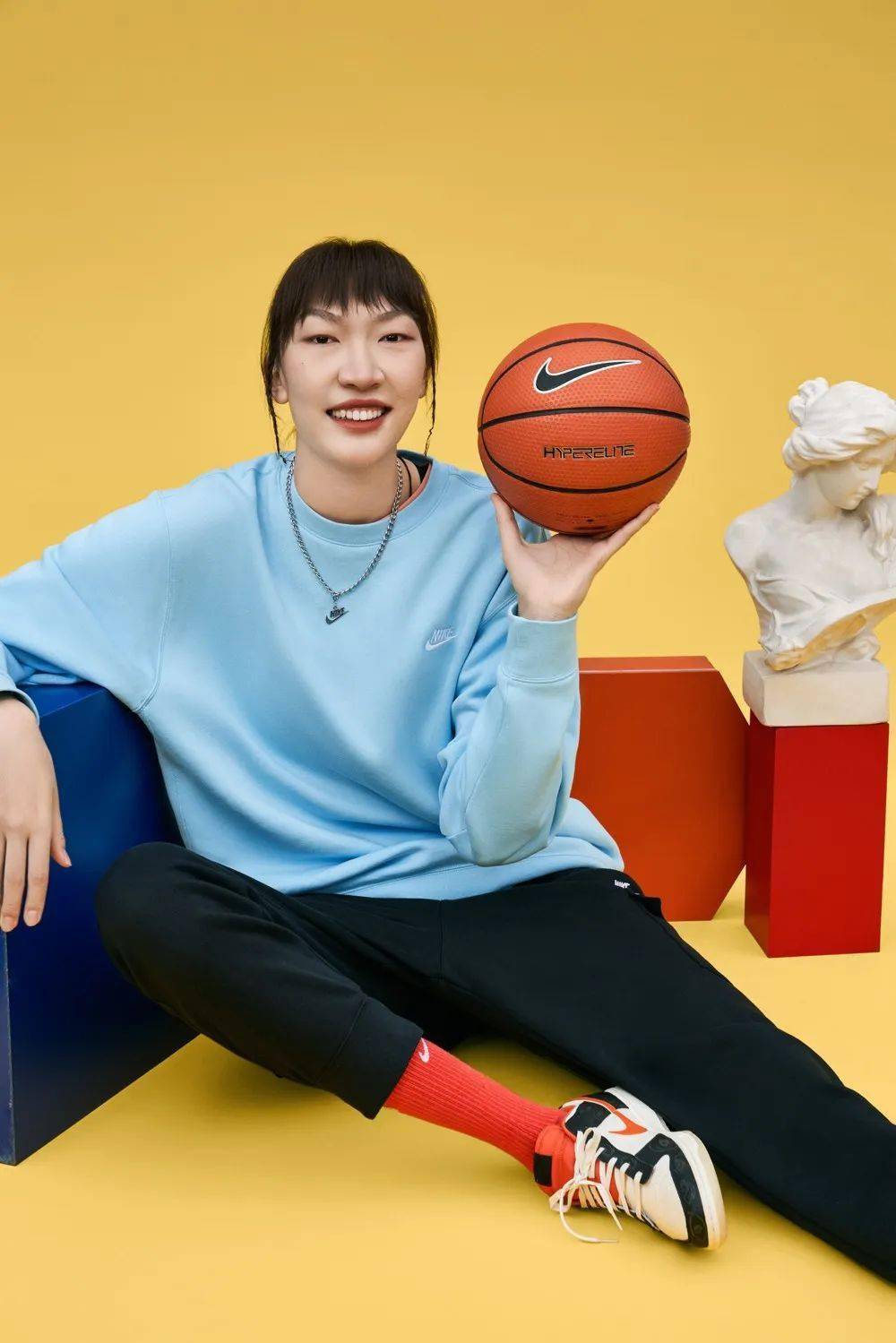 从高中学生球员到篮球的最高舞台,韩旭不仅用精湛的球技征服对手,还以