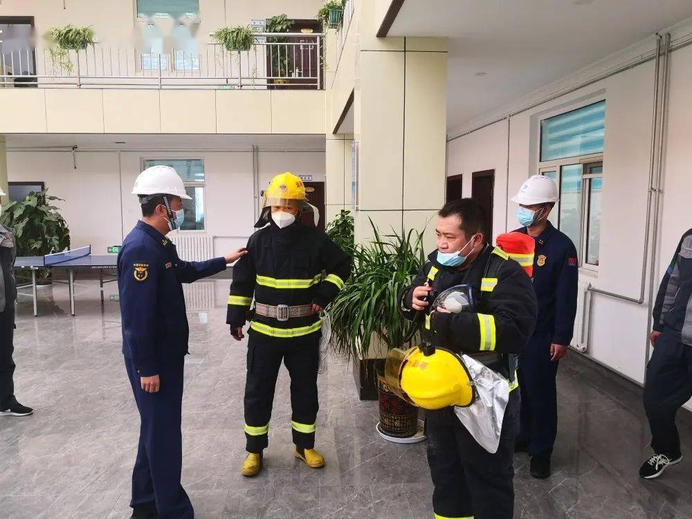 详细了解消防安全制度落实,消控室持证上岗等情况,重点查看了消防设施