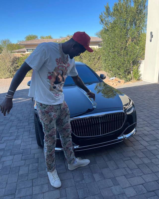 艾顿在社交媒体上晒出自己喜提豪车迈巴赫,并且配文写道:感恩!