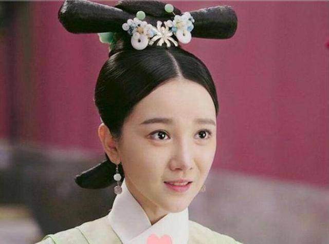 何荣儿曾经是贴身服侍慈禧的宫女,后来被慈禧指婚给李莲英的干儿子