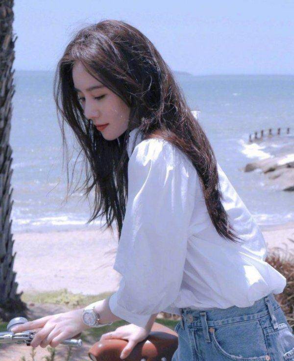 刘诗诗白衬衫造型太少女,简单搭配有气质,看着像孩子妈吗?