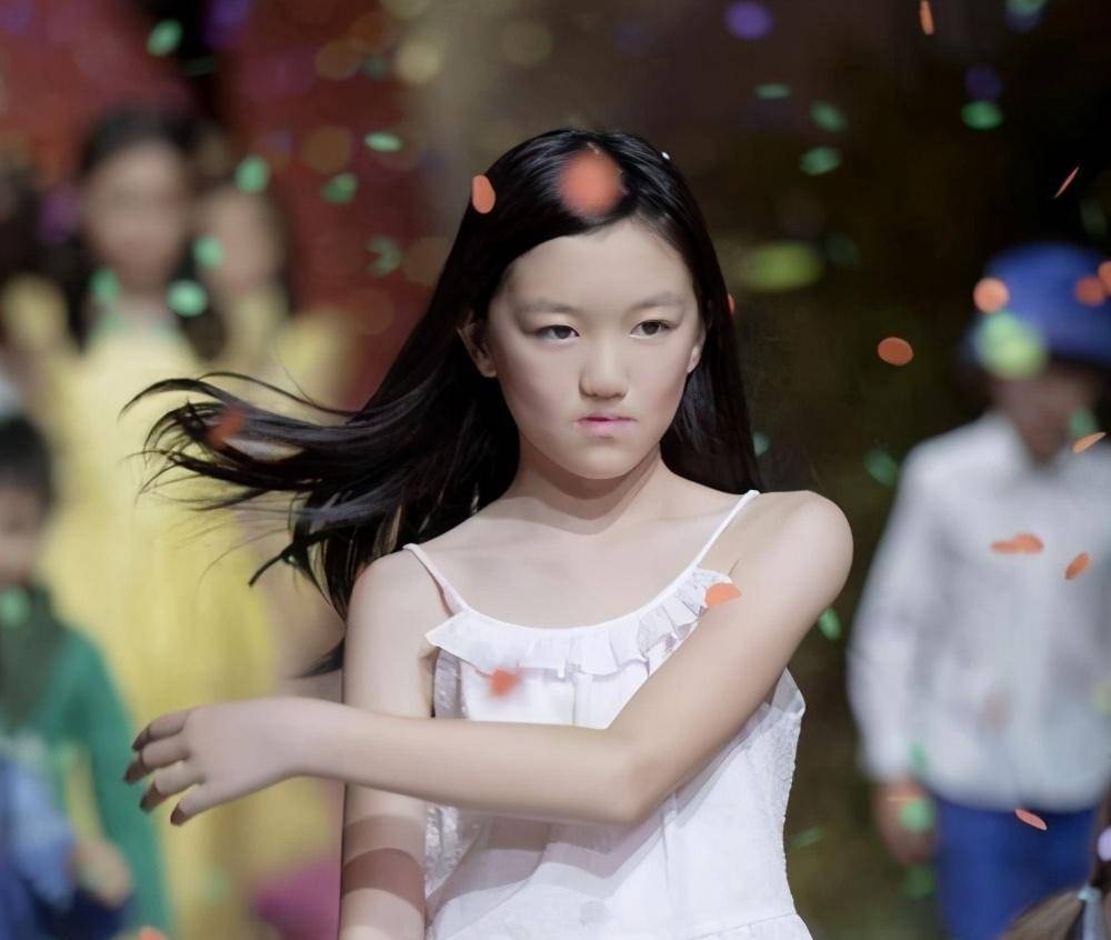 14岁李嫣近照曝光,判若两人,撕掉"兔唇"标签逆袭成女神_孩子_父母