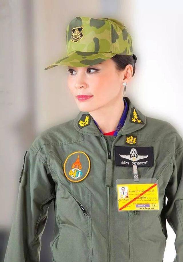 34岁的泰国贵妃诗妮娜写真:被67岁国王宠幸3个月后,惨遭废黜_拉隆_王