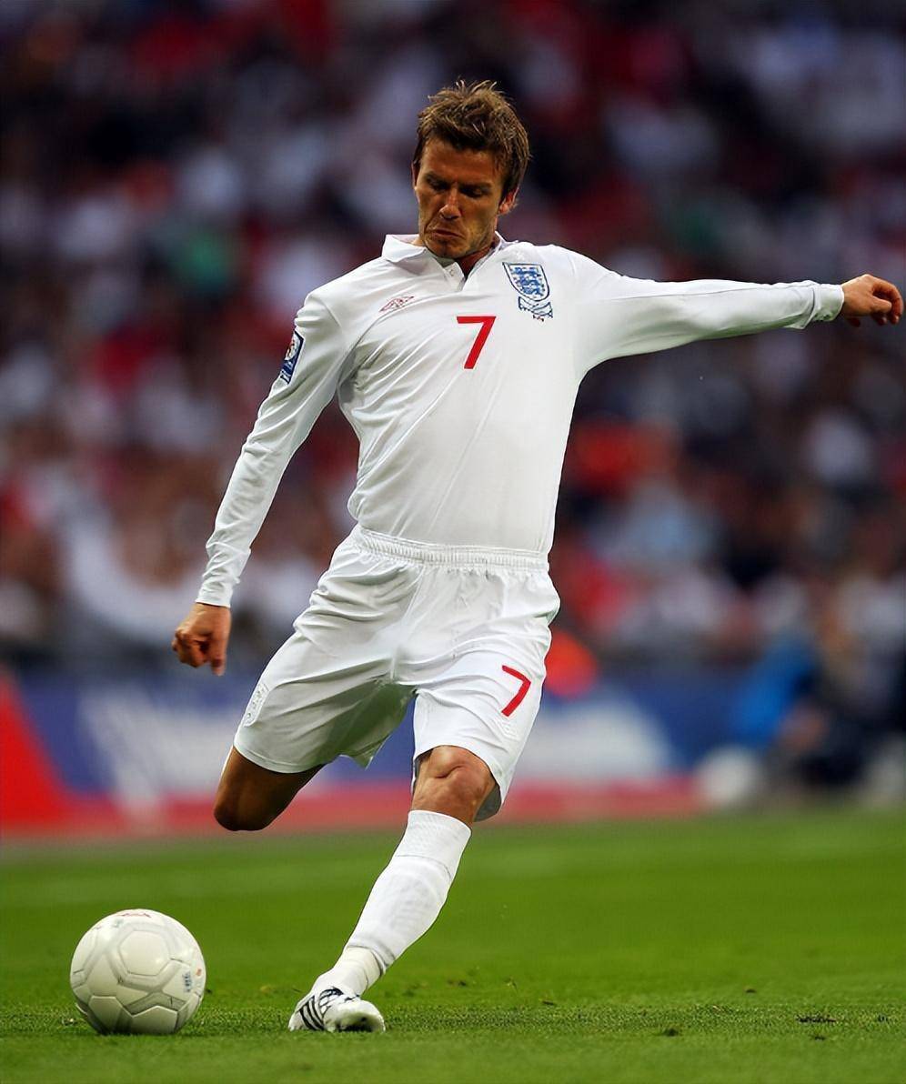 在同一年的赛季中,第一次参加了英格兰足球超级联赛的贝克汉姆,便用