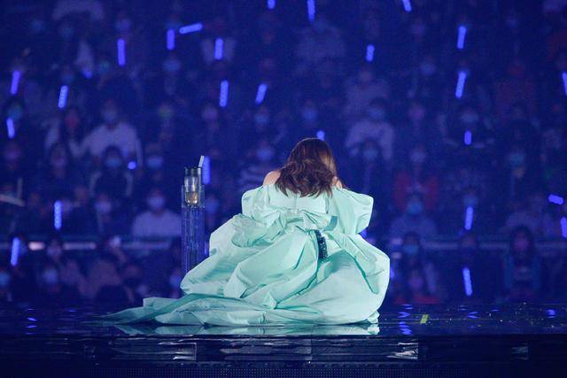 梁静茹演唱会唱失恋情歌唱哭自己,9年婚姻遗憾离场,获歌迷安慰_歌曲