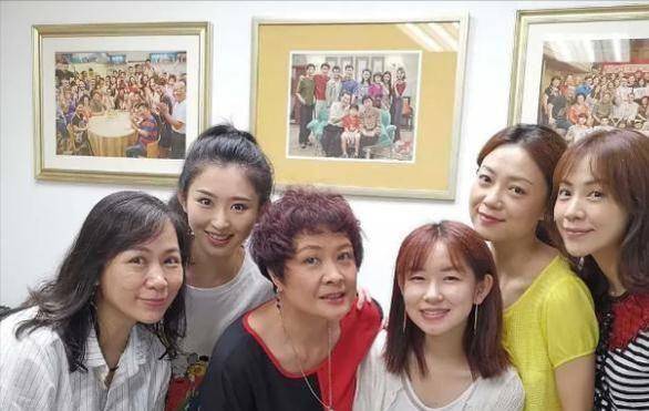 康枝子,为读书暂离剧组,学业有成回来当导演_何文茵_康祈耀_黄菲