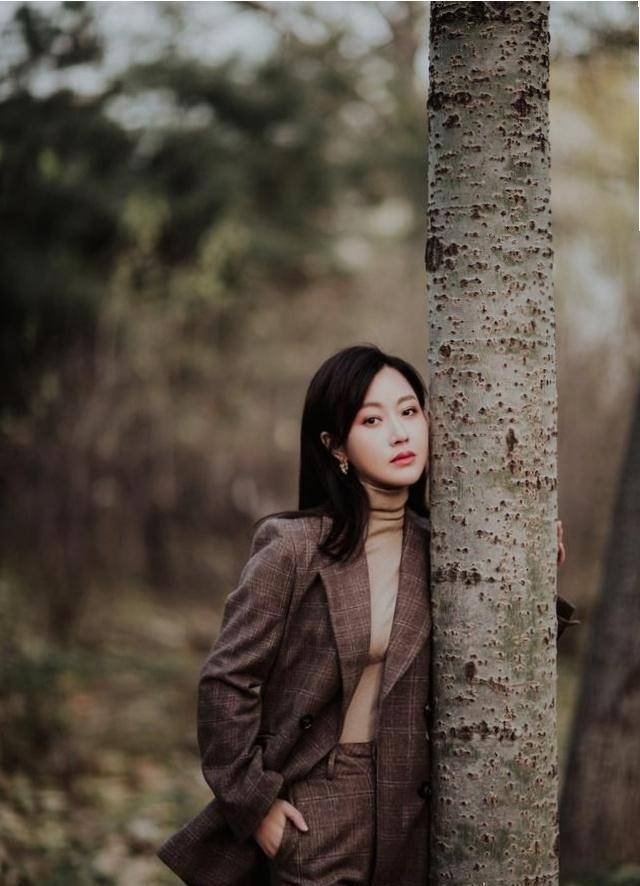 潘然站在大自然之中,人生都散发着高级迷人的气息,看向镜头的眼神