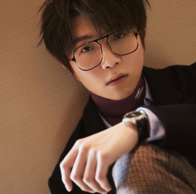 毛不易为何从不摘眼镜,摘掉眼镜后瞬间懂了,狼狗系男友谁不爱_明星