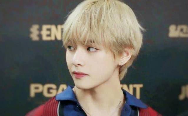 防弹少年团v金泰亨出道前照片曝光,不愧是世首帅啊!_舞台_什么_眼神