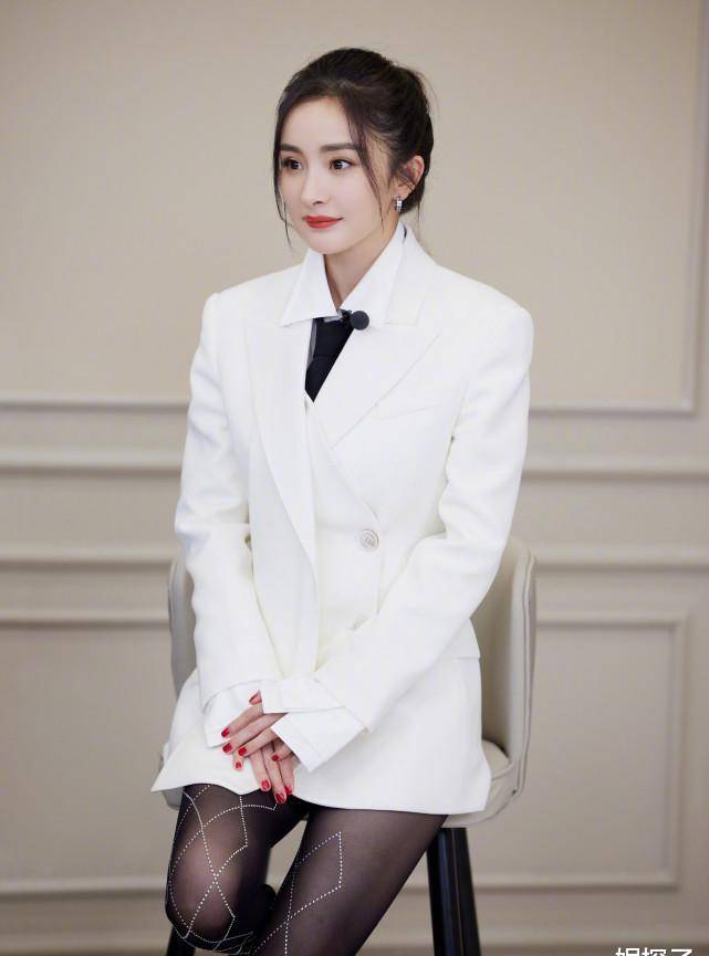 杨幂一袭黑色毛衣上演"下衣失踪",却被身上的包包抢了镜!