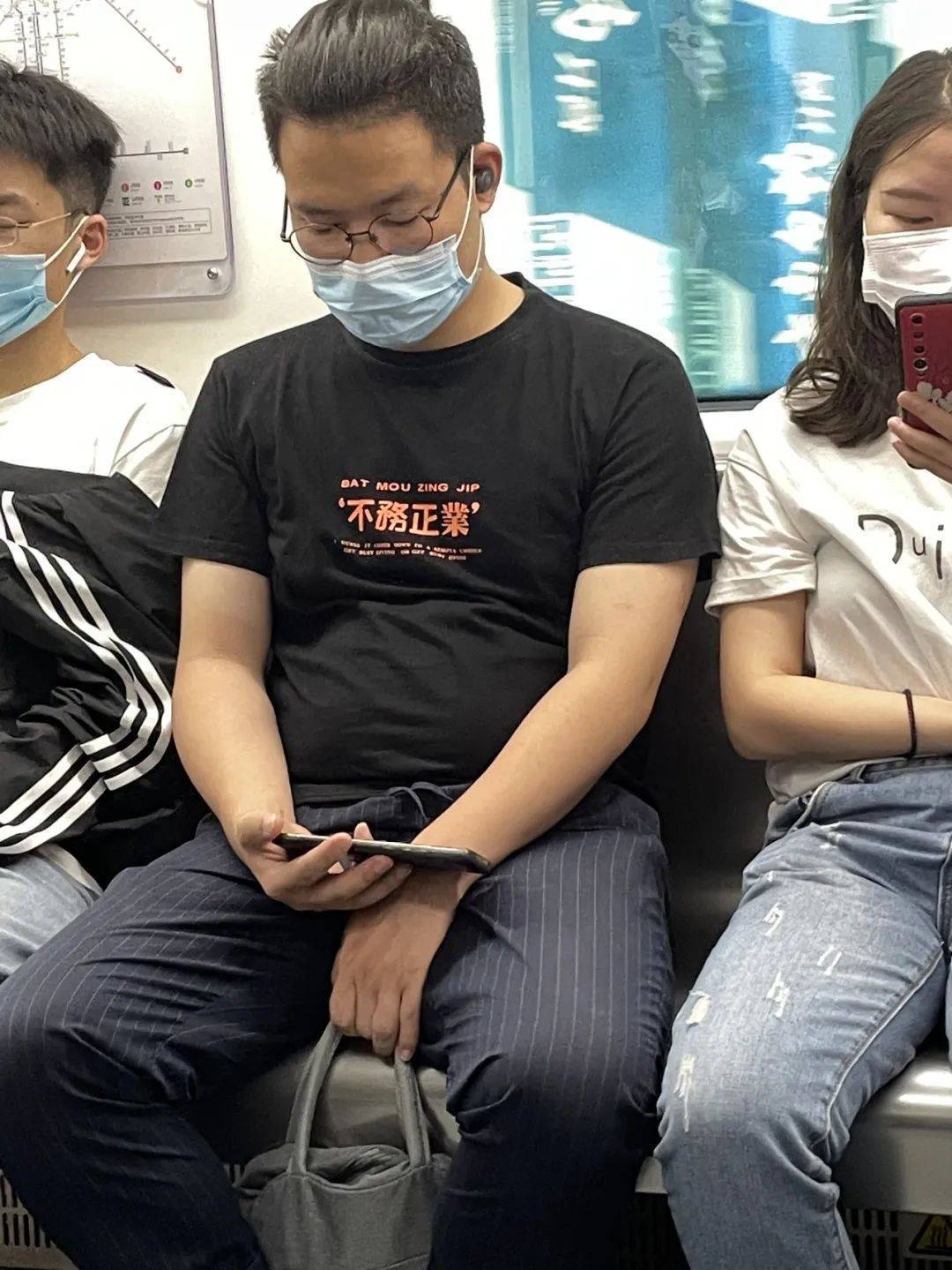 当代年轻人的后背如芒在背
