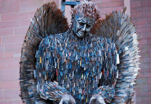 拿10万把刀做成天使雕像,每把都是凶器,看到照片后,网友震撼了_犯罪