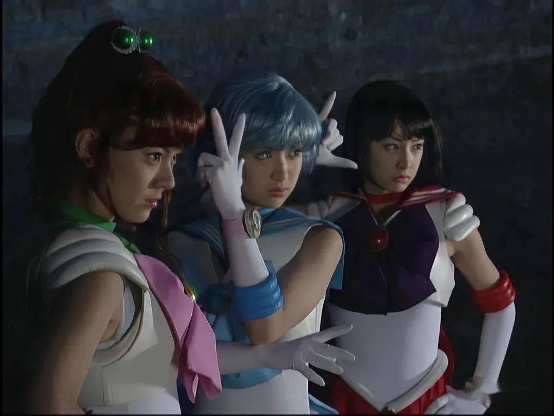 菜,1995年出生于一个演艺世家,母亲福井希容和姐姐柳伊吕波都是著名