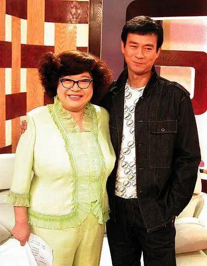 郑少秋女儿愚人节住院,豪华病房2万一晚,身边无人照顾_郑欣宜_沈殿霞