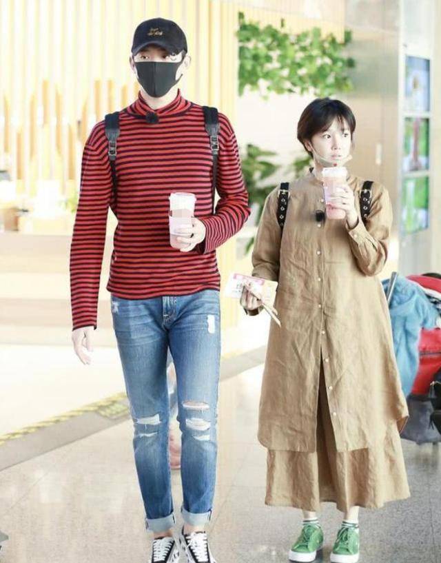 于小彤深夜与异性k歌畅饮,酒量差还装社会人_女朋友_感情_陈小