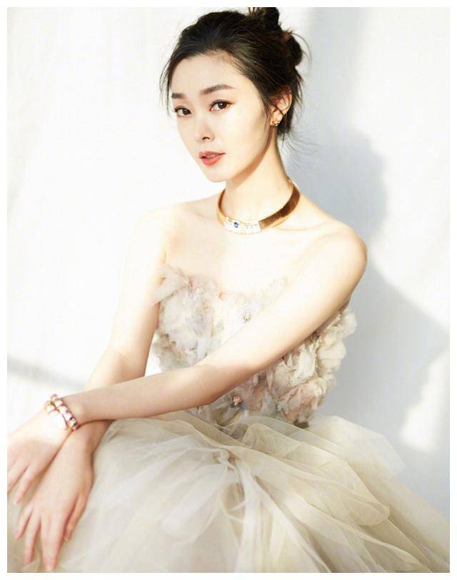 纤细,但身上的一点赘肉也是后天努力得来的,每天早上雷打不动呼啦圈