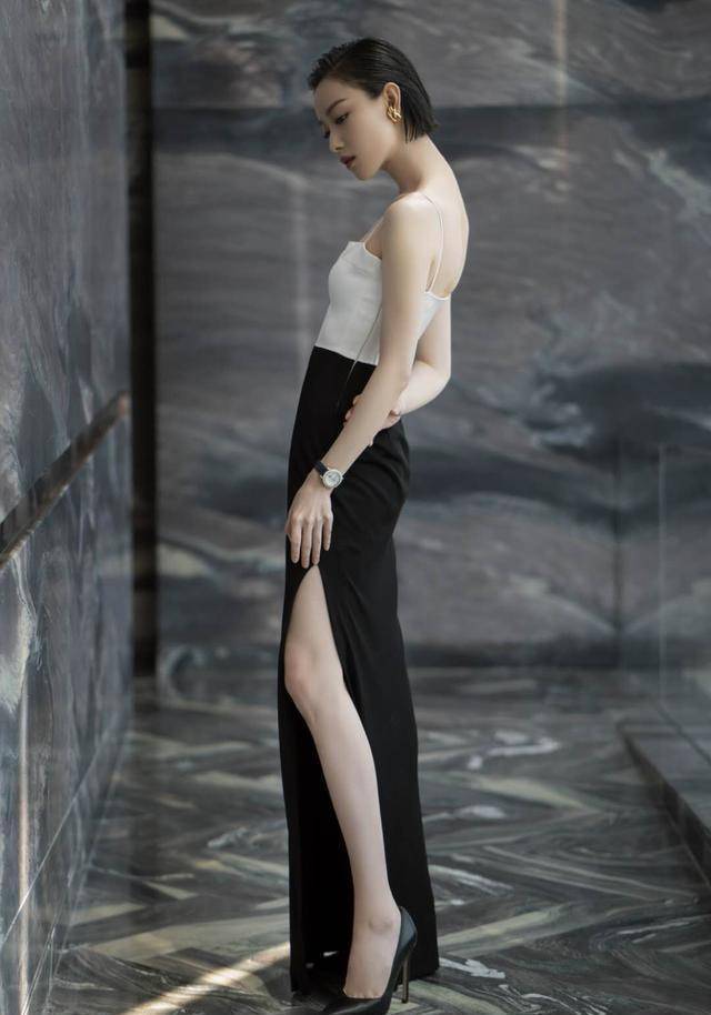 倪妮剪短发后首穿吊带,搭配开叉半裙酷飒优雅,腰臀比美到不敢看_造型